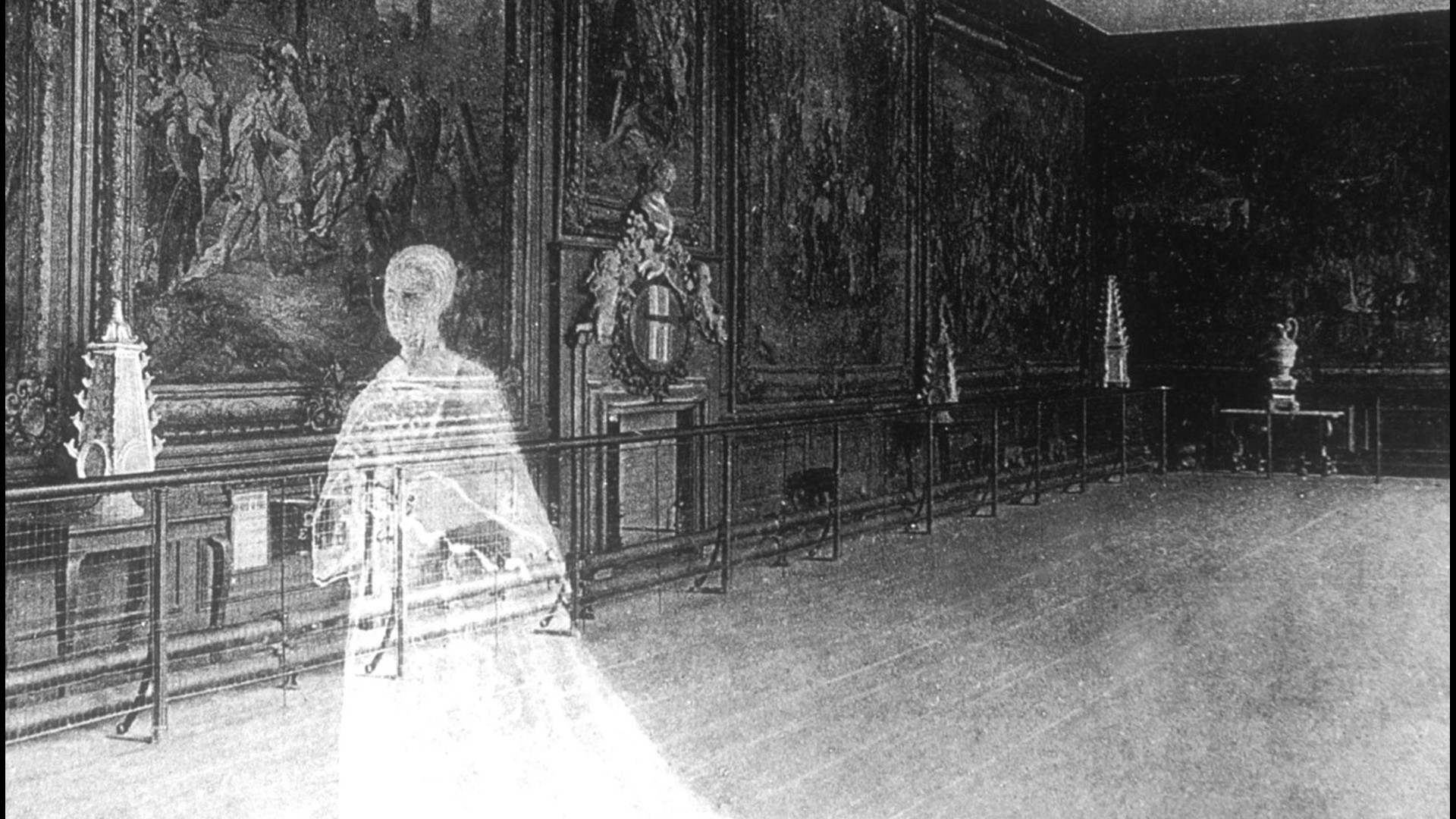 In the darkest nooks and spookiest corners of the Hampton Court Palace, tales of ghosts and hauntings have captivated the minds of inhabitants and visitors alike. Buzz60's Maria Mercedes Galuppo has the story.