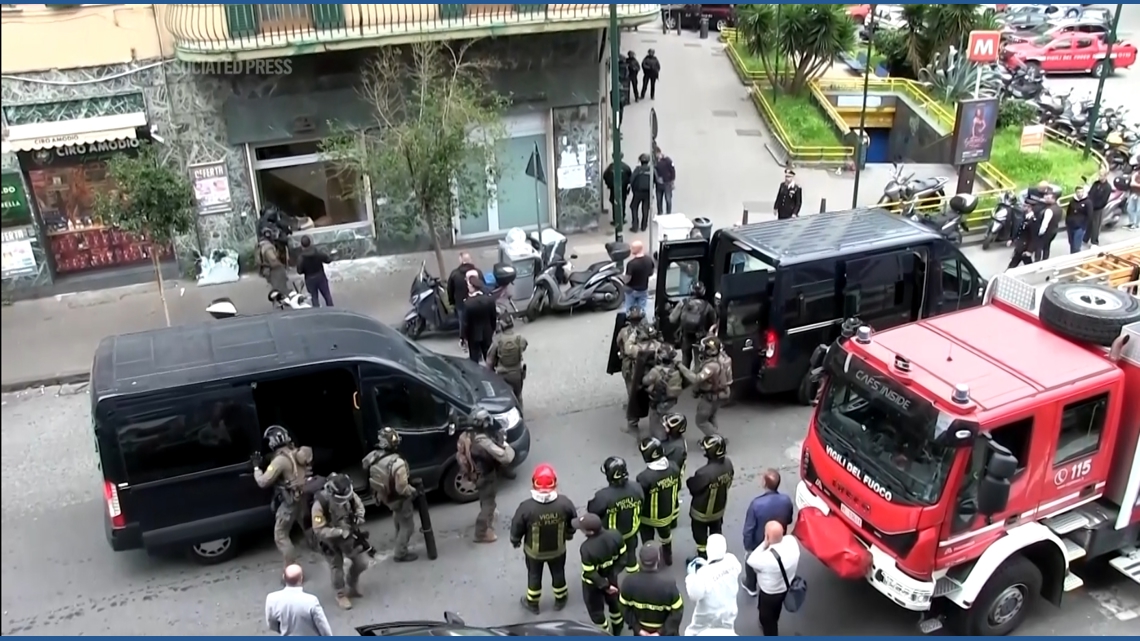 Police in Italy search for bank robbers who held 25 people hostage