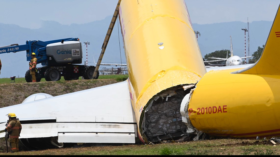 Plane splits in half after skidding off Costa Rica runway - Vimarsana News