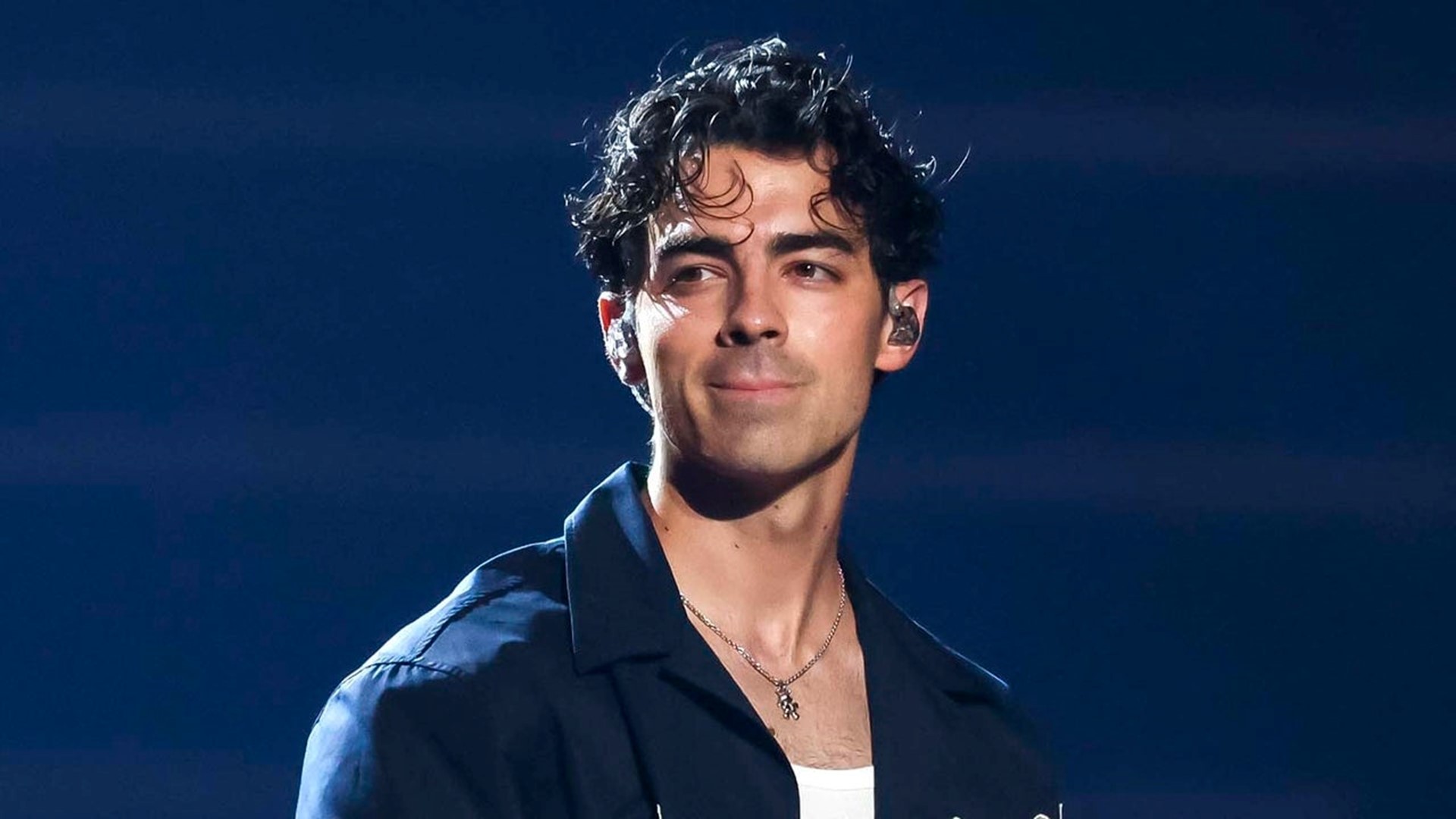 Joe Jonas Tears Up Singing 'Little Bird' While His Daughters Attend(02)