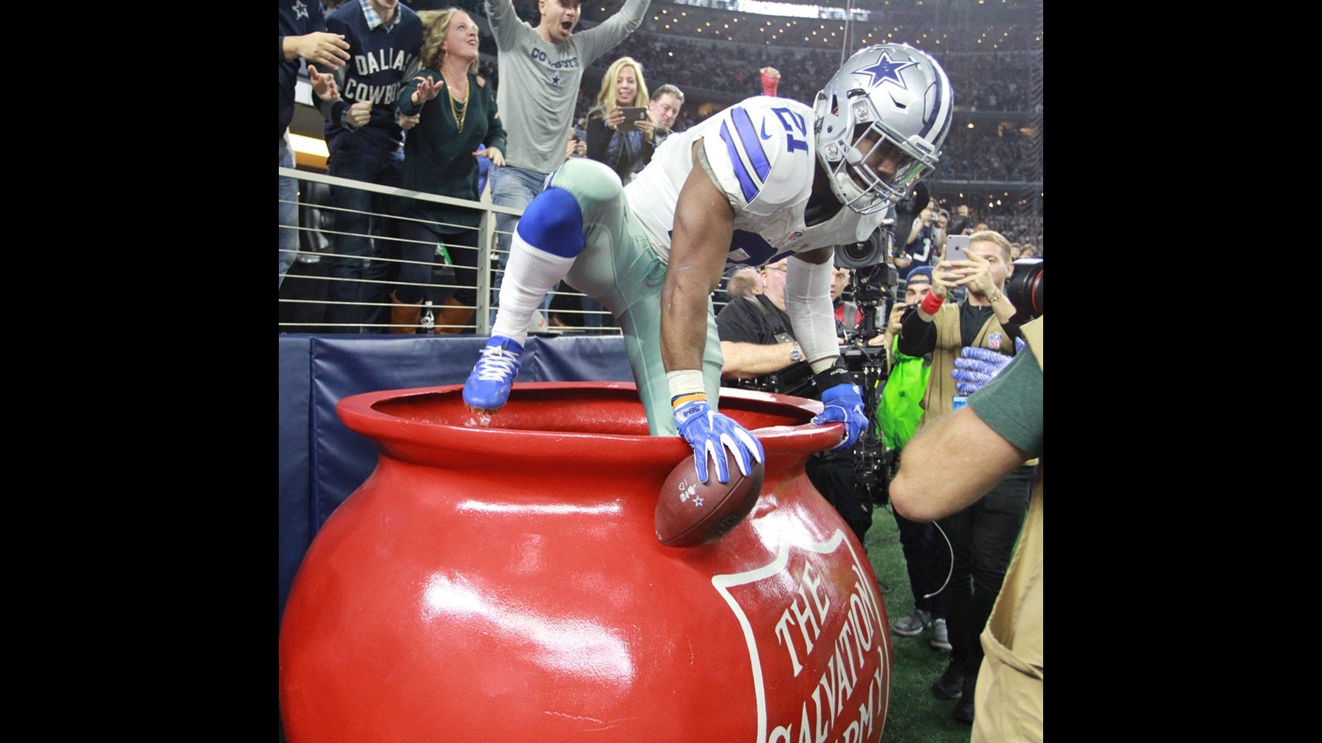 Dolly Parton to Perform Thanksgiving Halftime Show at Cowboys