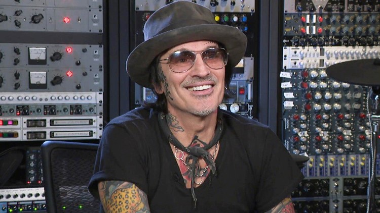 Tommy Lee Shocks Fans With Nude, Full-Frontal Photo 