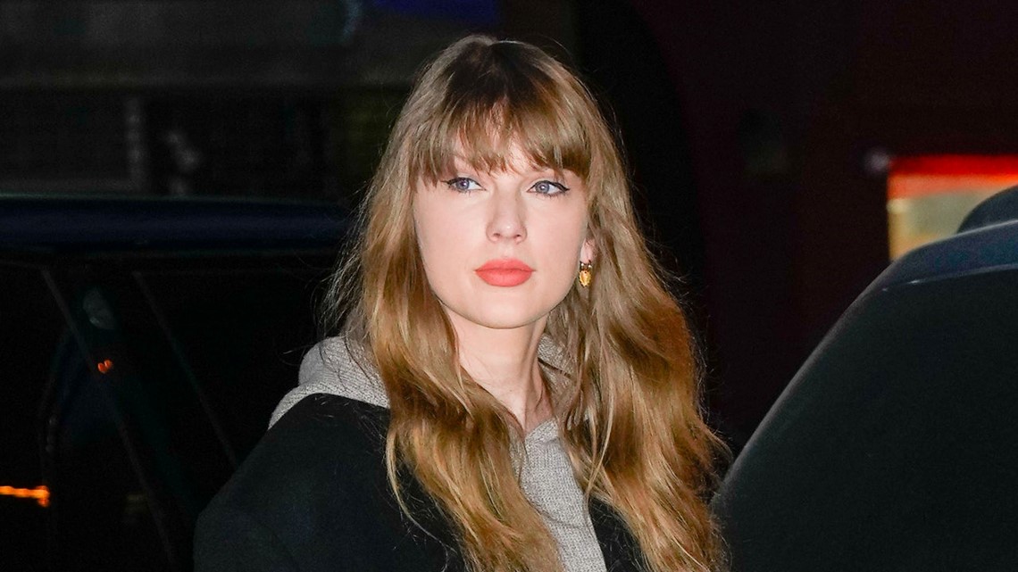 Taylor Swift Bundles Up in Cozy, Casual Look at Recording Studio ...
