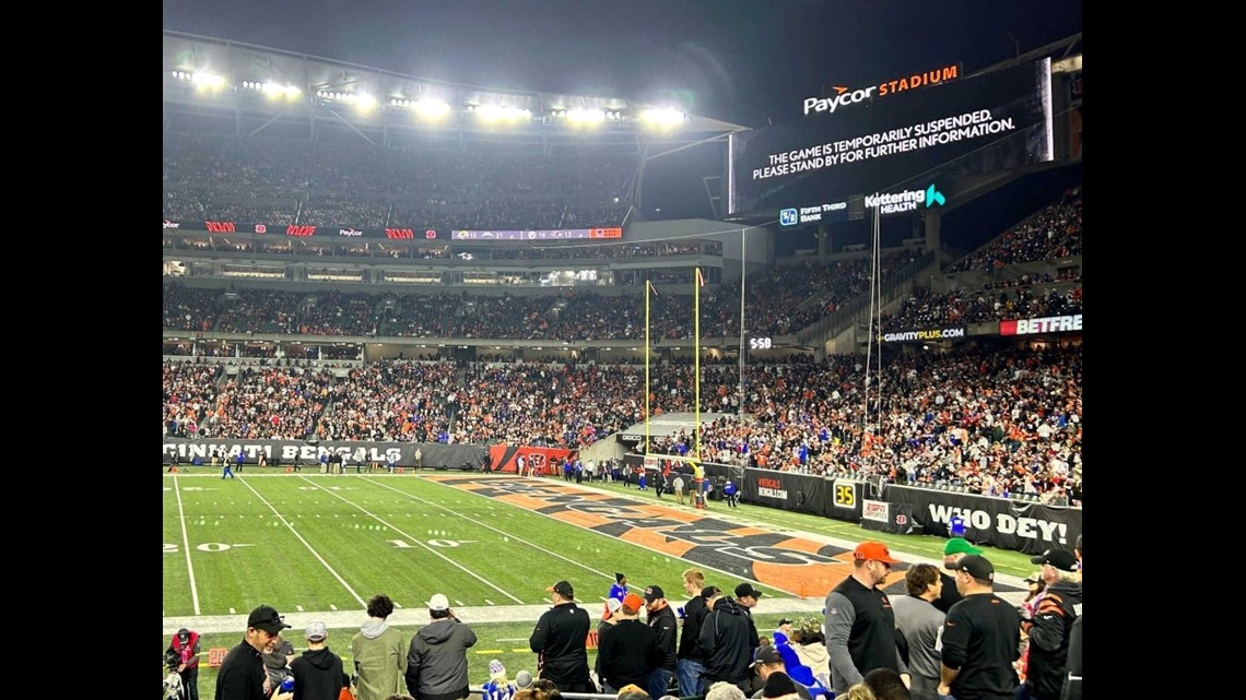 Bills' Hamlin attends 1st game since collapse, waves to fans