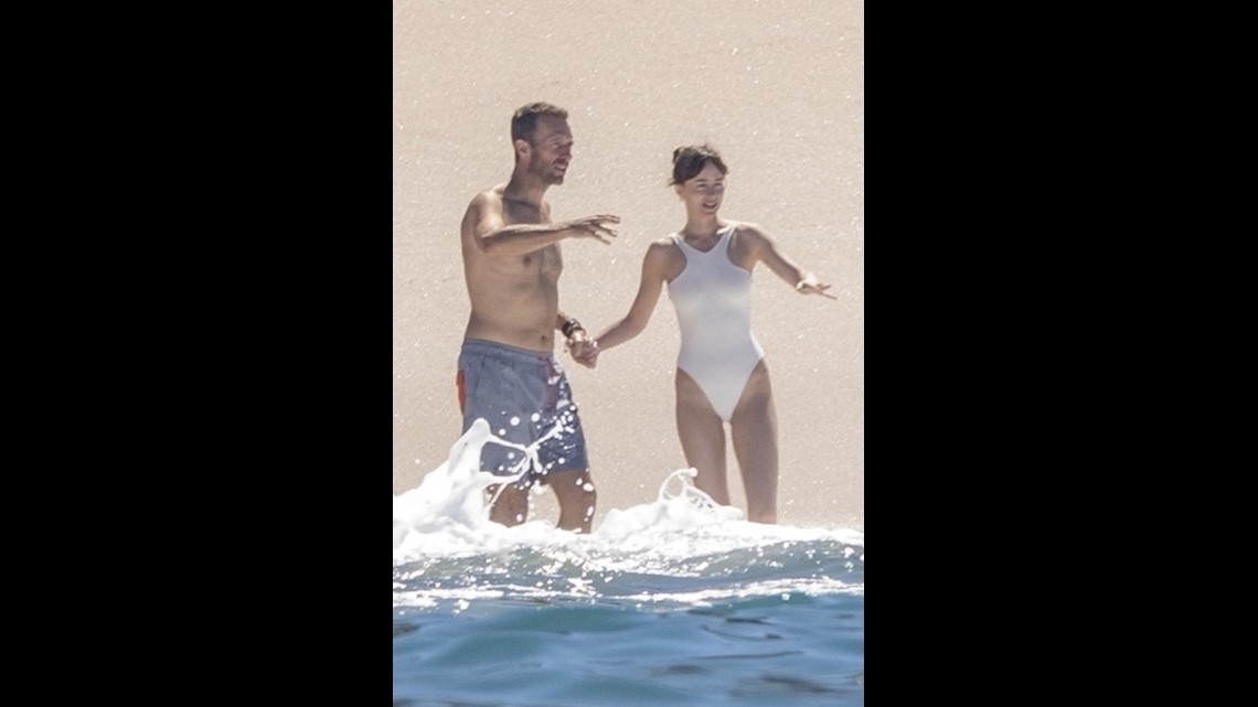 Dakota Johnson y Chris Martin se dan la mano en un raro avistamiento conjunto durante unas vacaciones en México