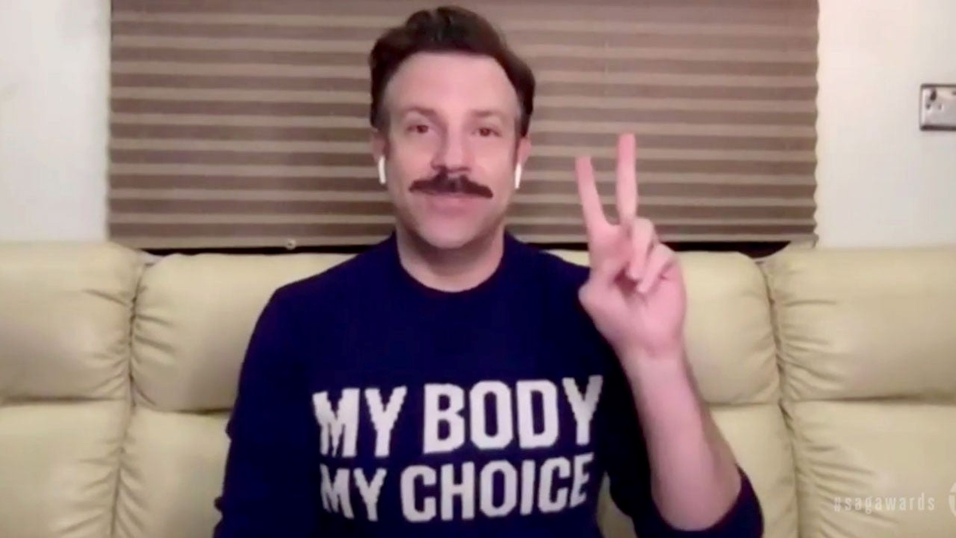 jason sudeikis sweatshirt golden globes