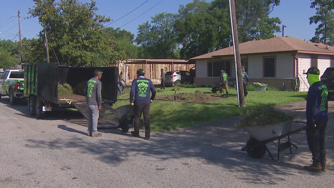 Elderly Texas couple gifted with lawn care for a year - Vimarsana News