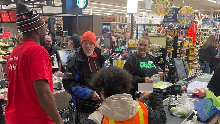 Football players surprise shoppers at Washington Safeway, pay for their groceries ahead of Thanksgiving