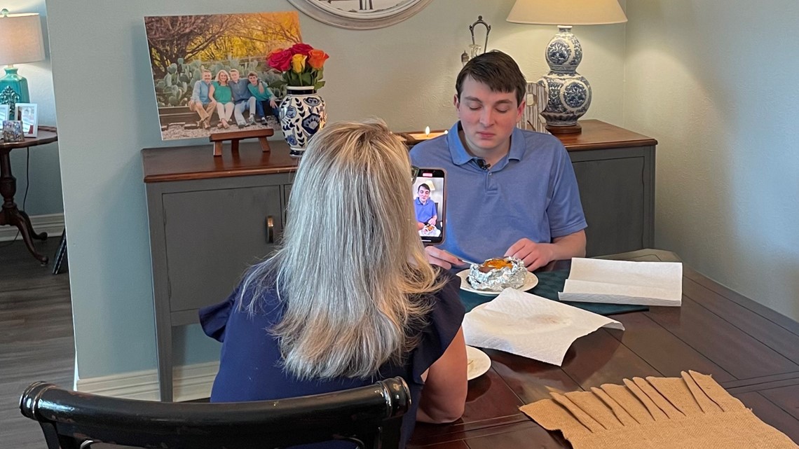21-year-old Texan with autism eating new things to inspire others - Vimarsana News