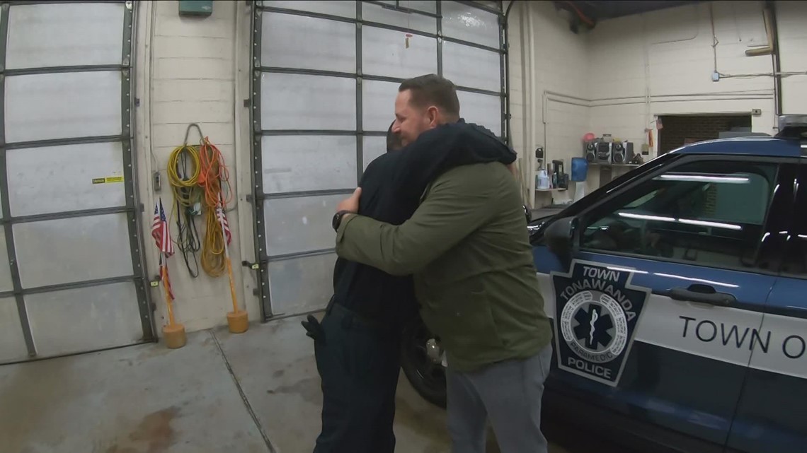 Tonawanda cardiac arrest survivor meets paramedic who saved his life - Vimarsana News