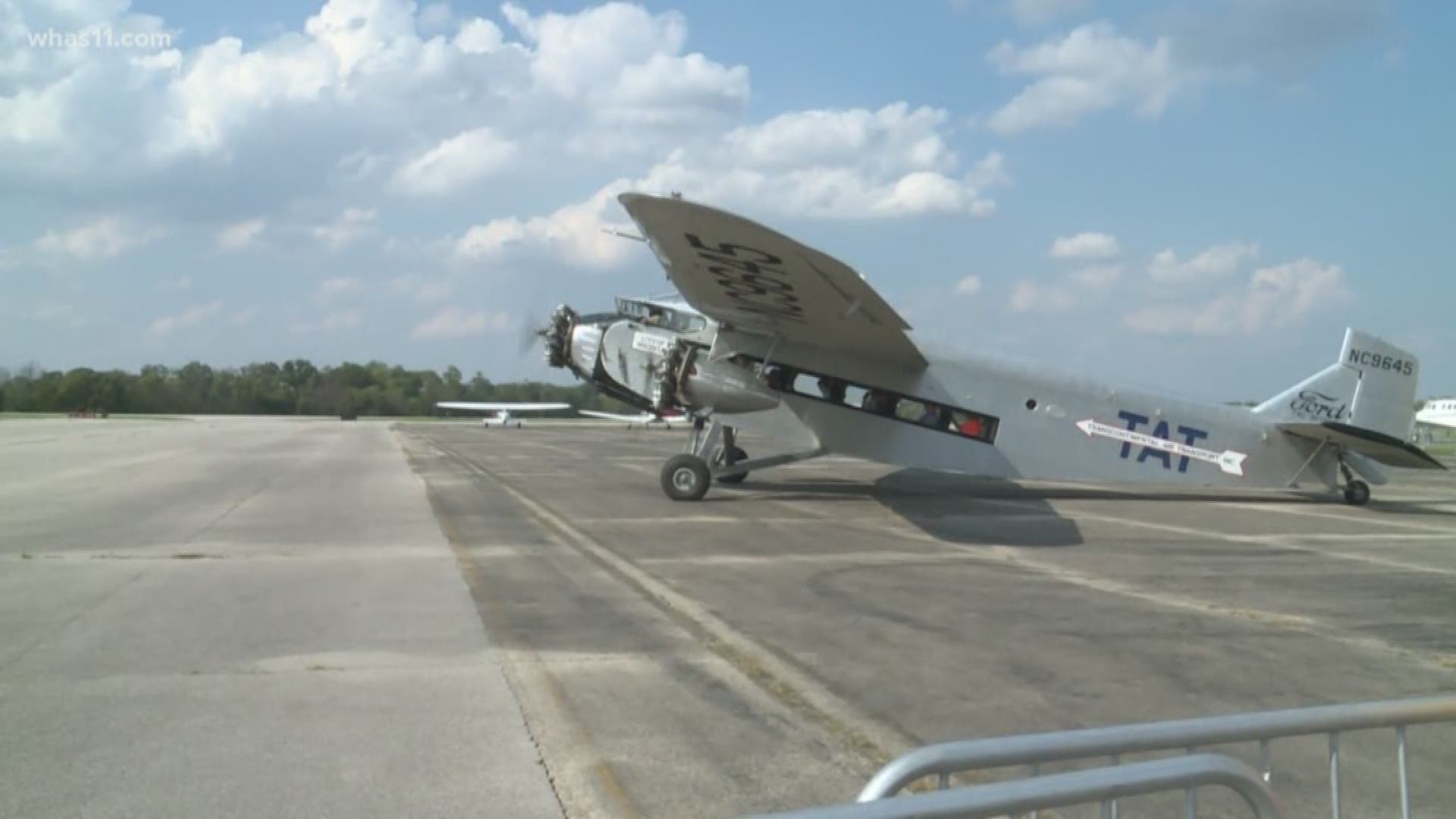 Vintage planes highlight Bowman Field aviation festival