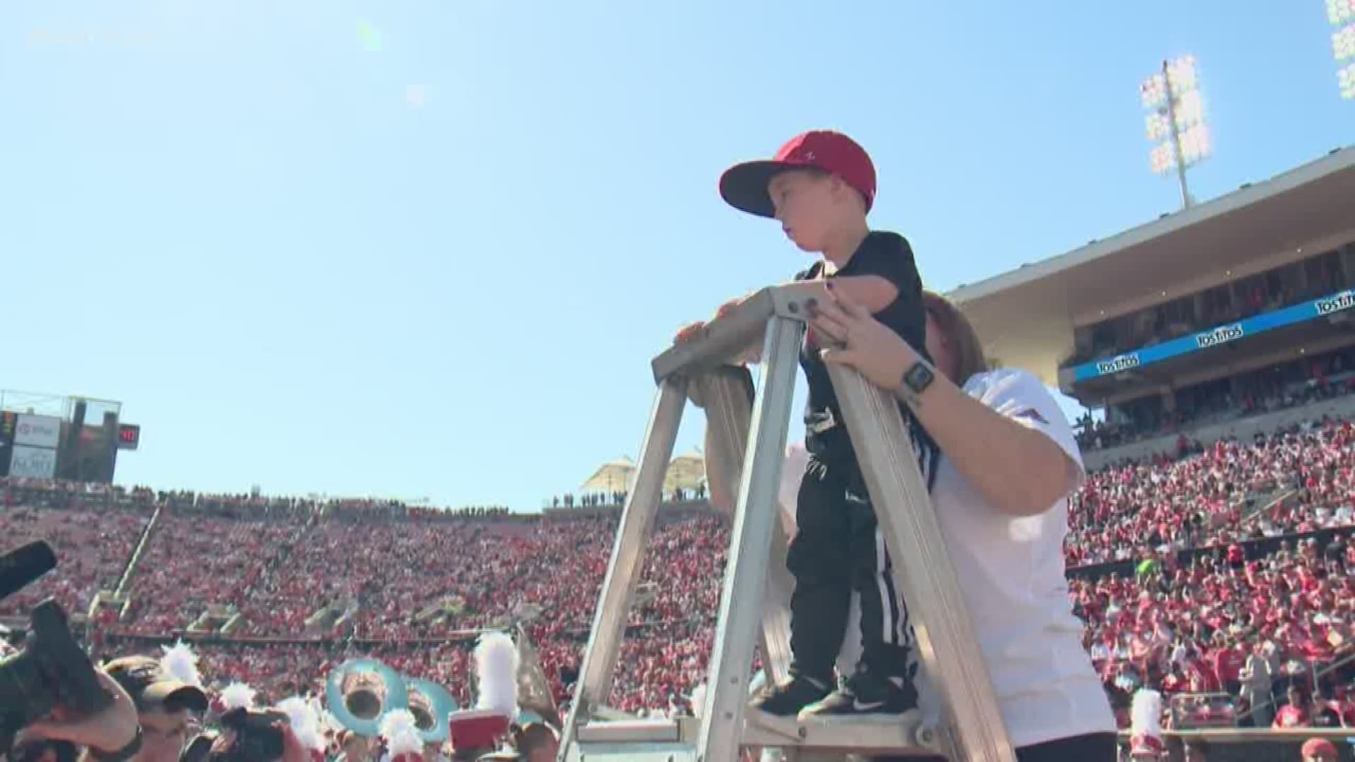 4-year-old Louisville superfan leads band during halftime