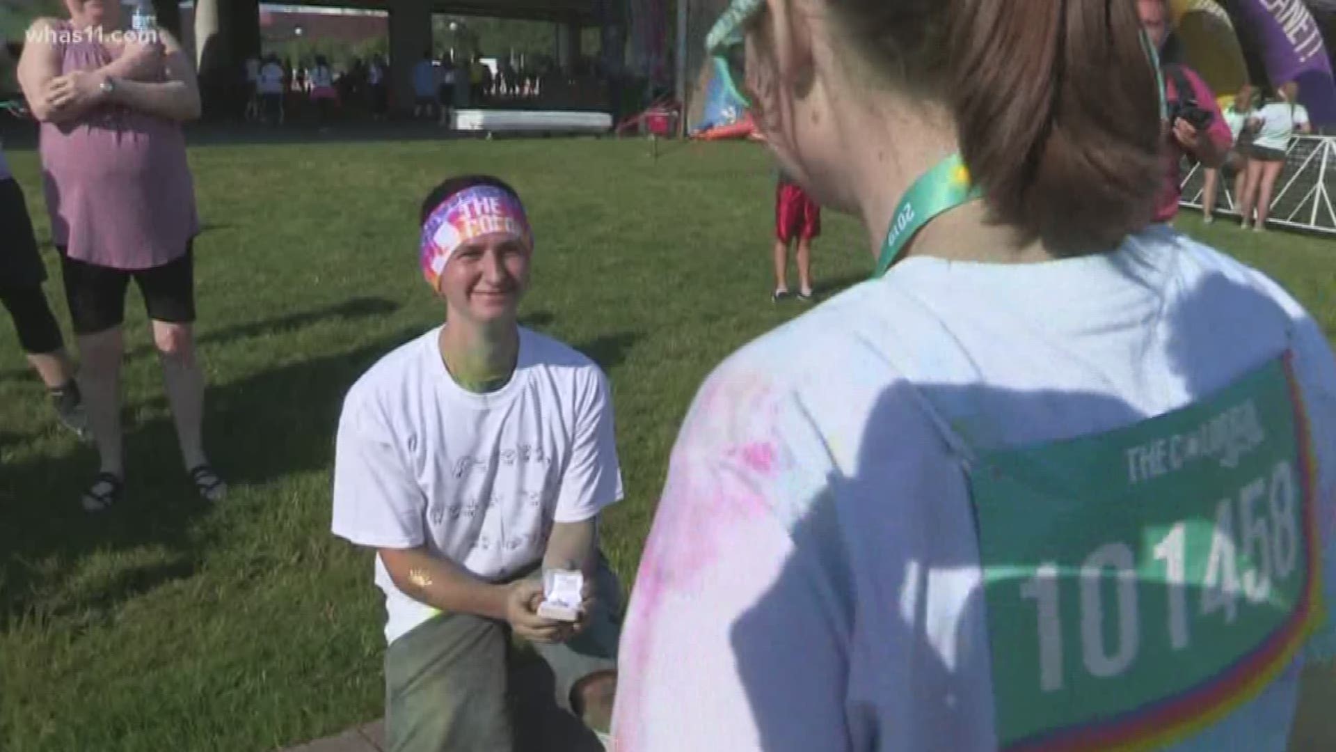 A runner had a big surprise for his girlfriend during the 2019 Color Run.