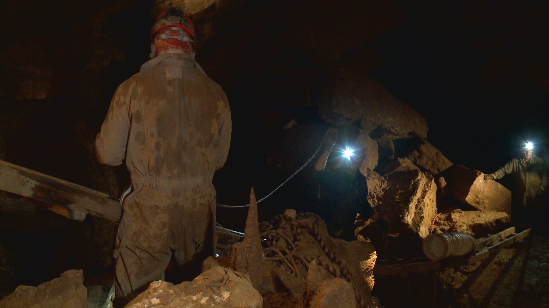 Paleontologists digging into the past at Indiana Caverns