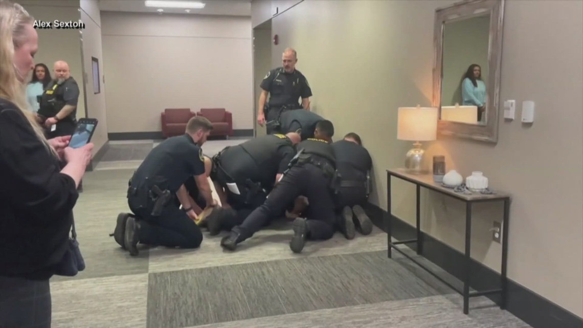Protestors clash with police over mistaken deportation of Kilmar Abrego Garcia | whas11.com
