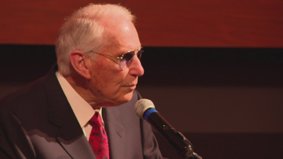 Horse Trainer D. Wayne Lukas honored at Kentucky Derby Museum