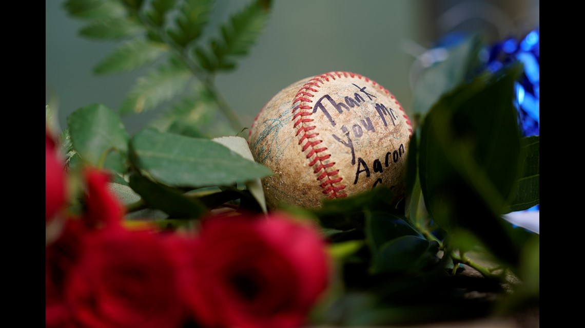 Statue of Braves legend Hank Aaron unveiled at Louisville Slugger