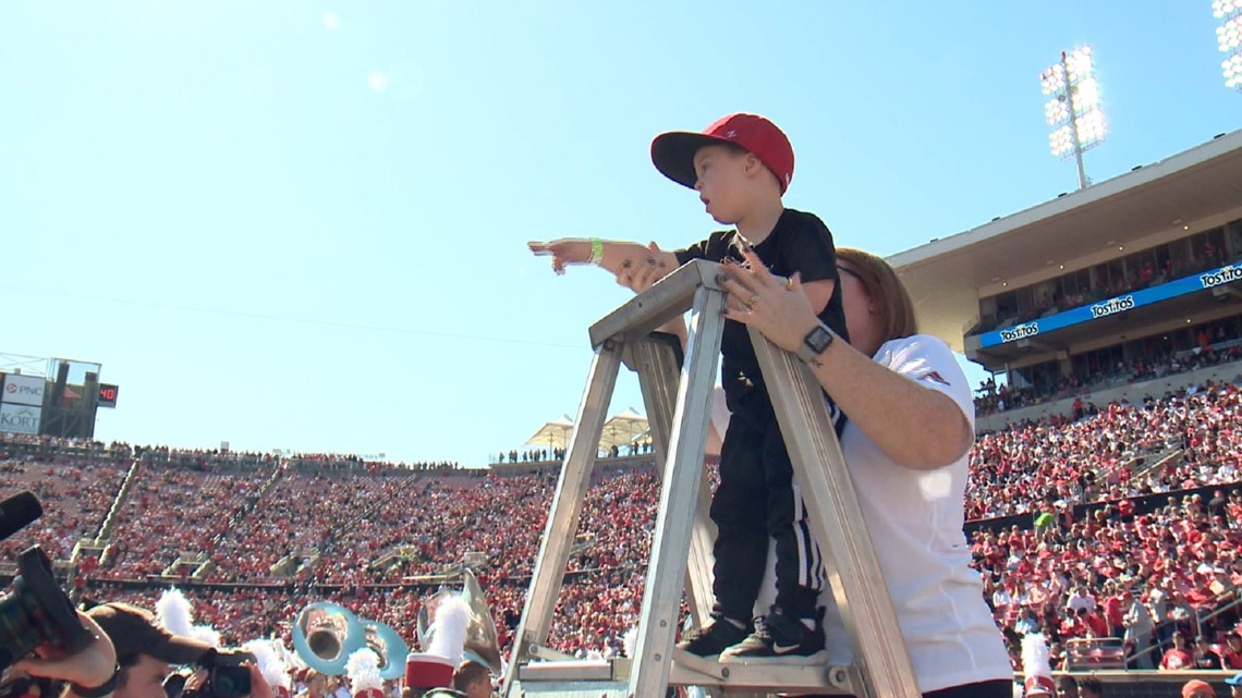 Allen Norton leads Louisville Cardinals band during halftime