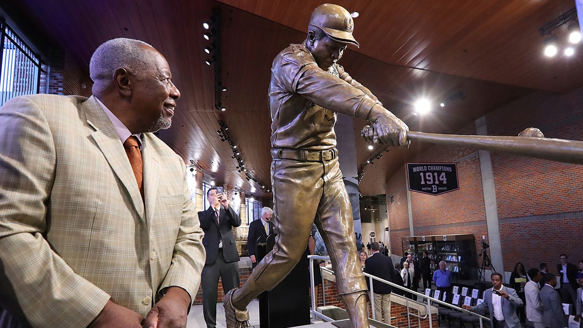 Slugger Museum unveils Henry 'Hammerin' Hank' Aaron sculpture