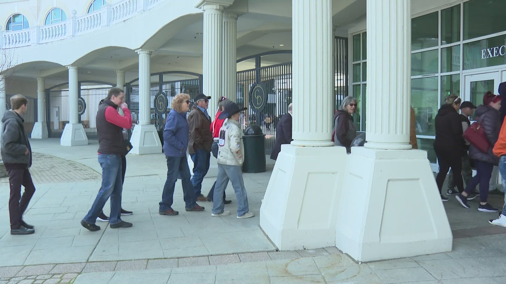 The job fair held at the historic race track brought in hundreds seeking jobs during the Spring Meet, Oaks and Derby.