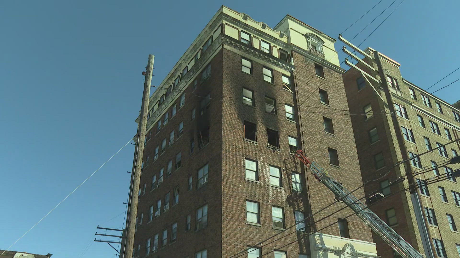 Louisville firefighters are unsure what caused a fire to an apartment building on 2nd and York Streets Tuesday morning.