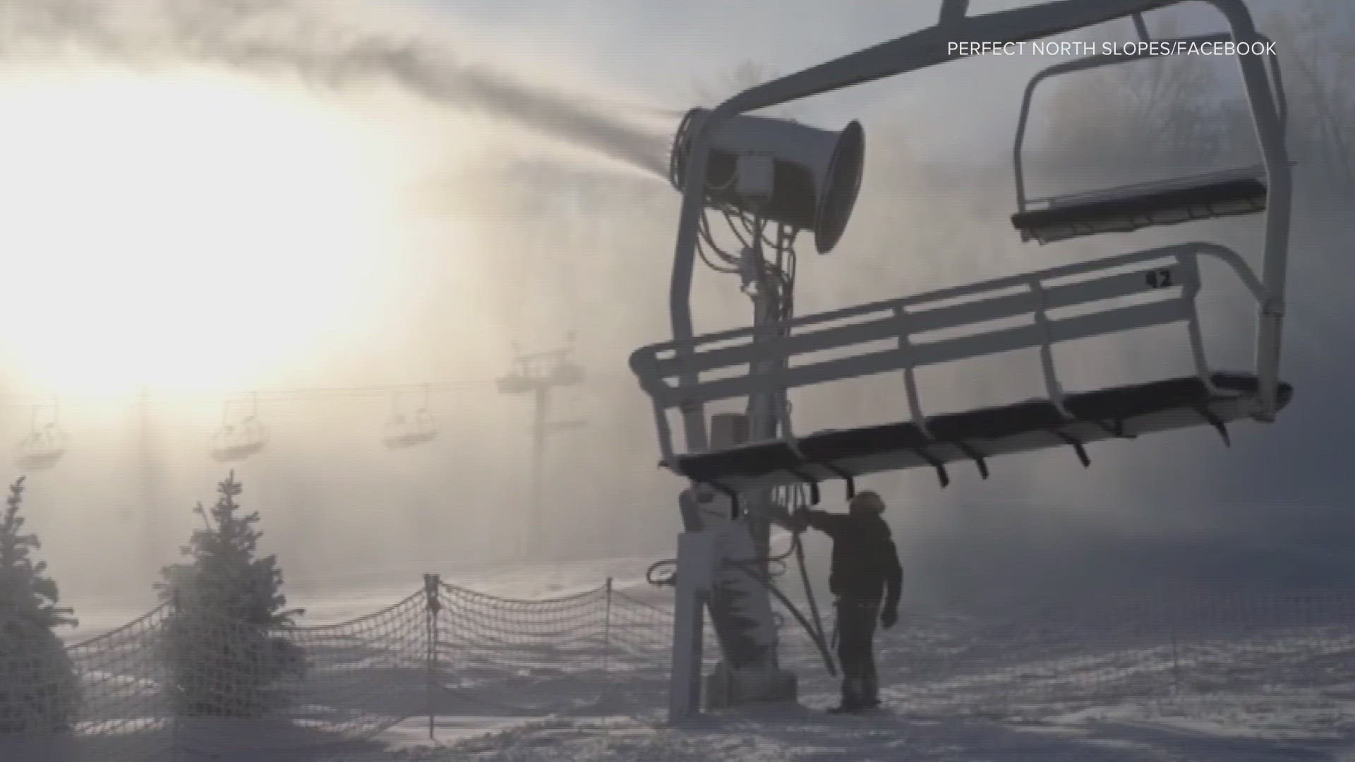 Visitors can expect to ski and snowboard from the blue, green, and orange chairlifts as well as the new red chairlift.