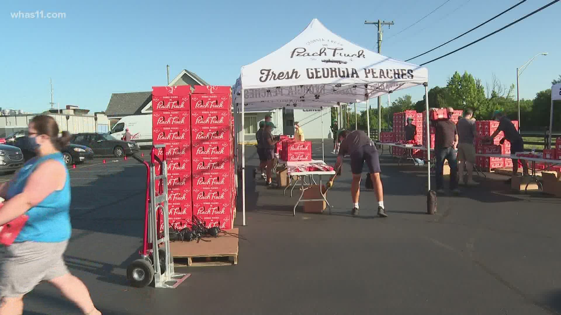 Locals grab fresh Georgia peaches as truck stops in Louisville | whas11.com