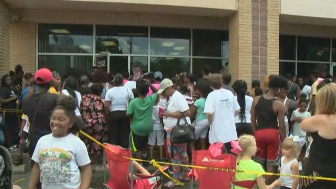 Hundreds Leave Empty Handed As Crowds Gather For Free Kentucky Kingdom Hundreds leave empty handed as crowds gather for free kentucky kingdom
