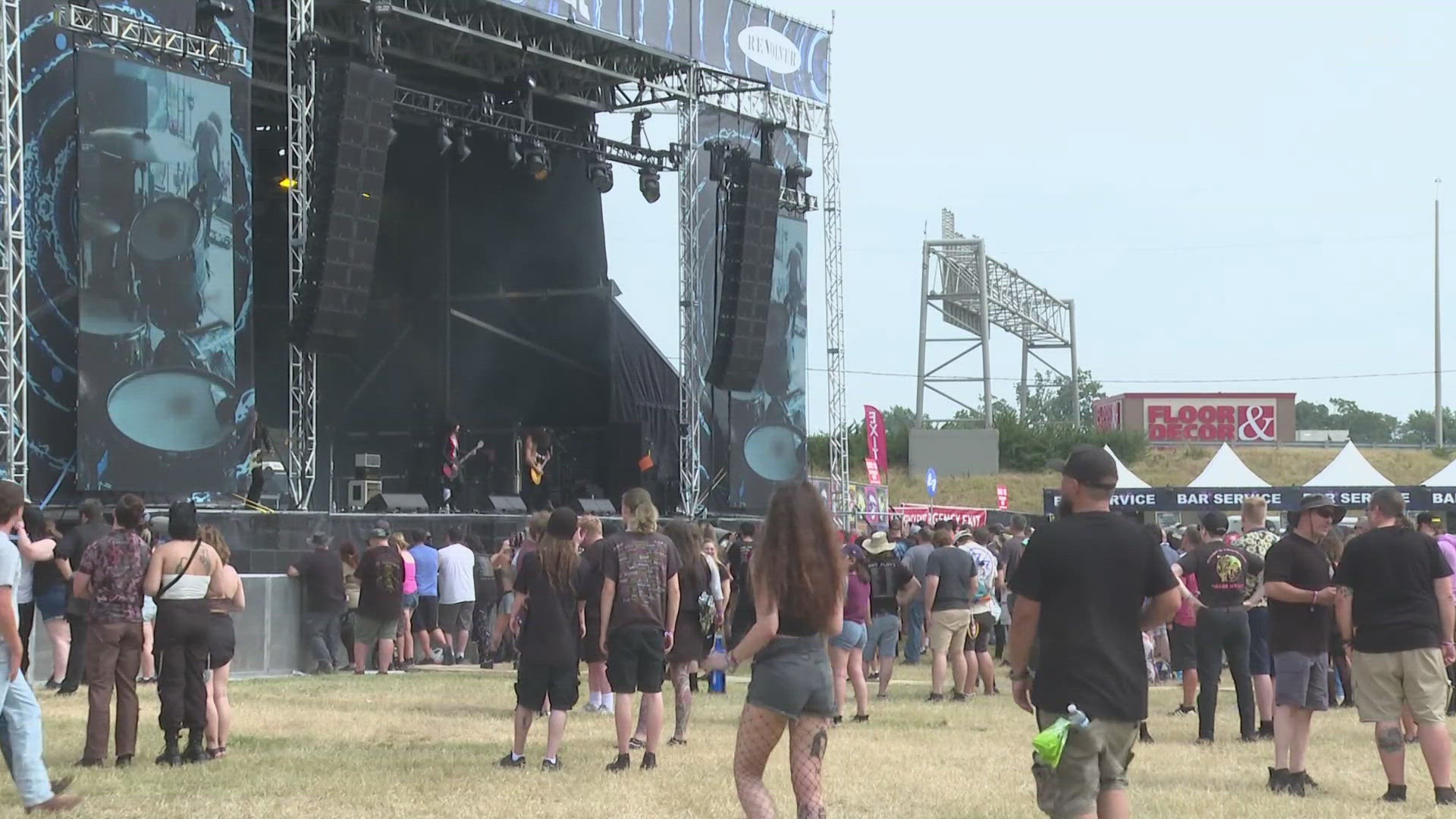 Louisville mayor smashes guitar to christen Louder Than Life