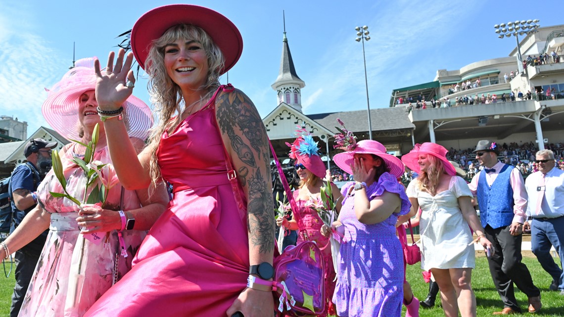 149 cancer survivors walk during Kentucky Oaks Survivor Parade(02)