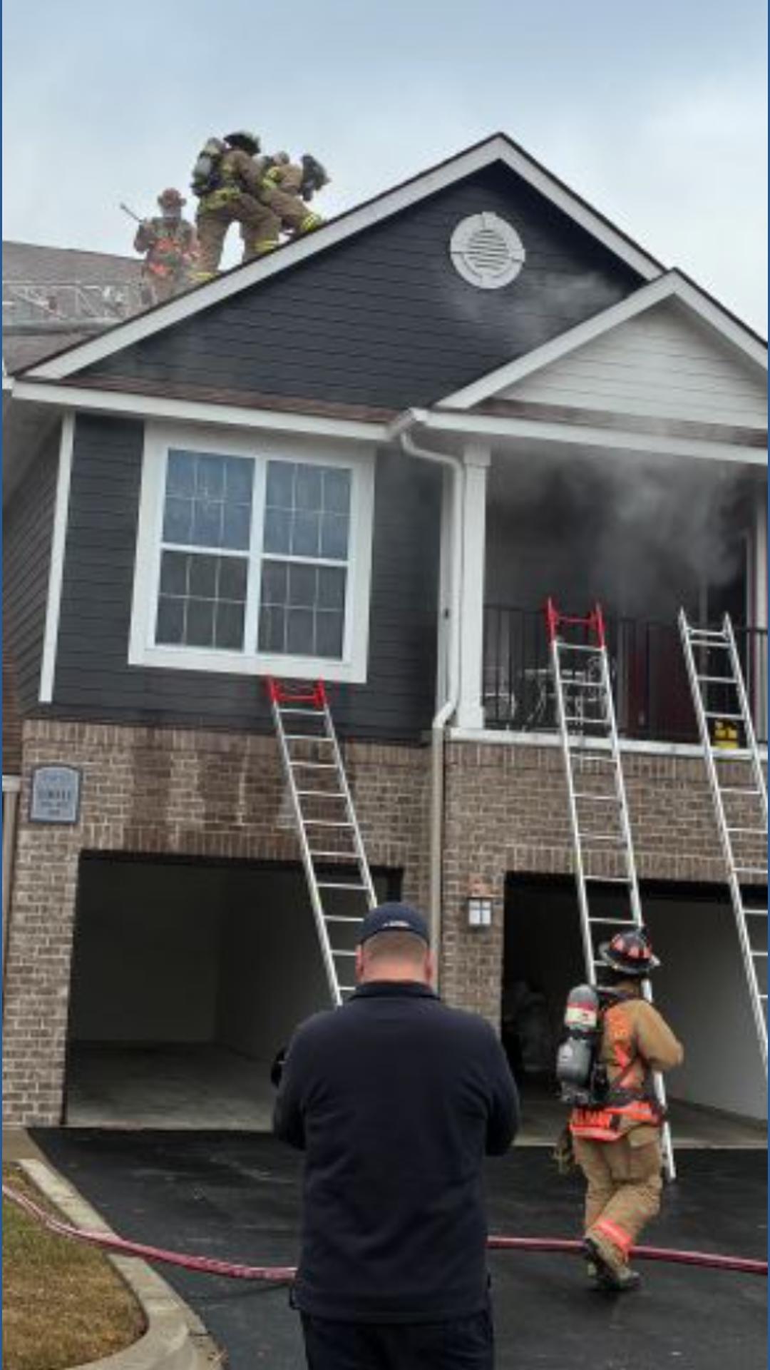 Crews contain east Louisville apartment fire in 25 minutes | whas11.com
