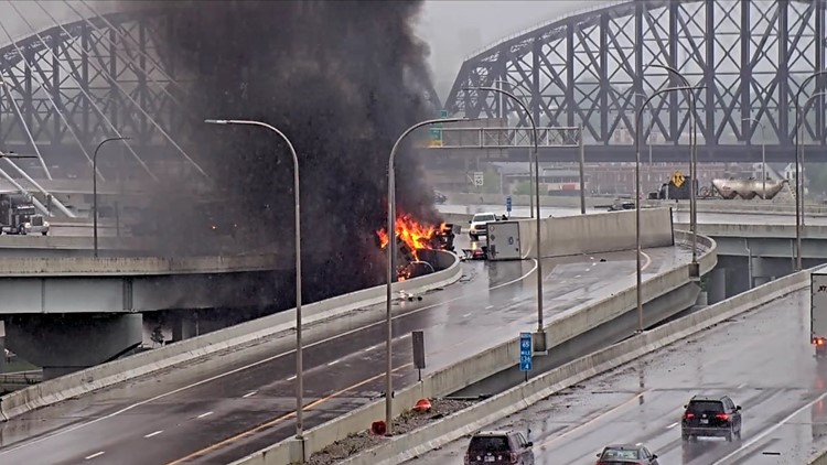 1 dead in fiery semi-truck crash on I-65 South near Kennedy Bridge
