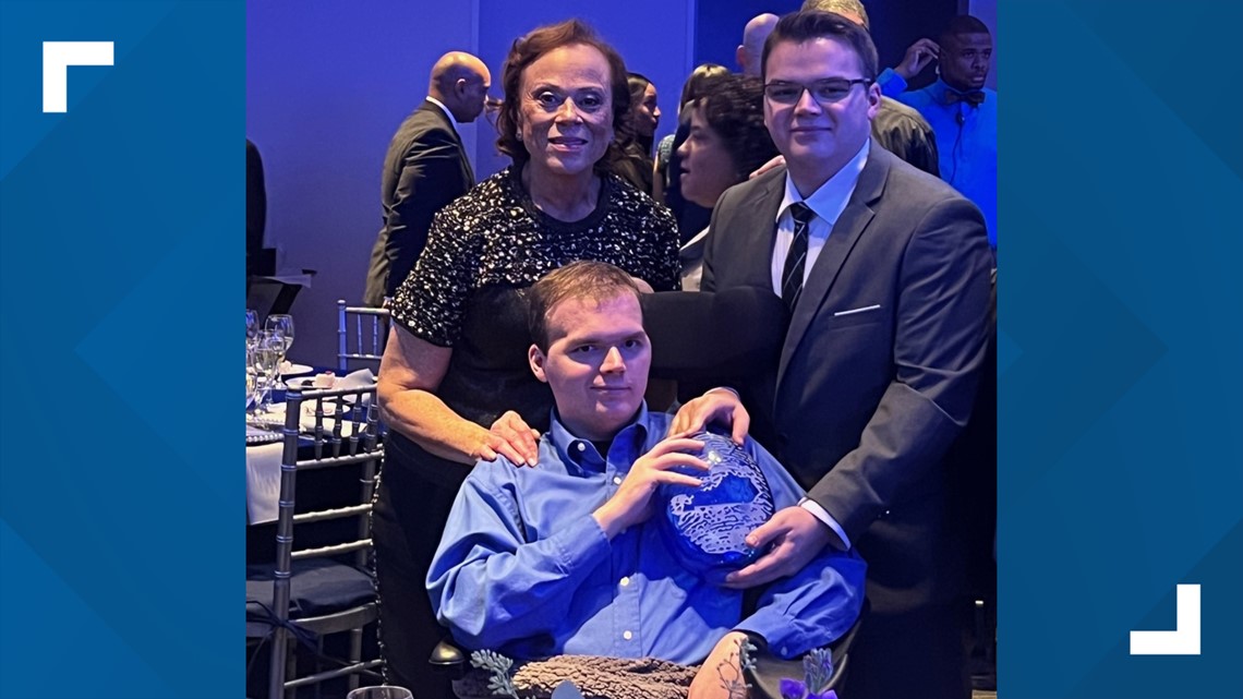 LMPD Officer Nickolas Wilt honored during award show - Vimarsana News