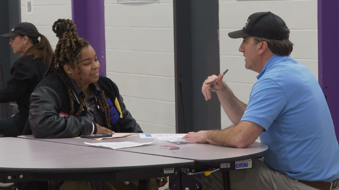 Hundreds turn out for Stellar Snacks job fair in west Louisville - Vimarsana News
