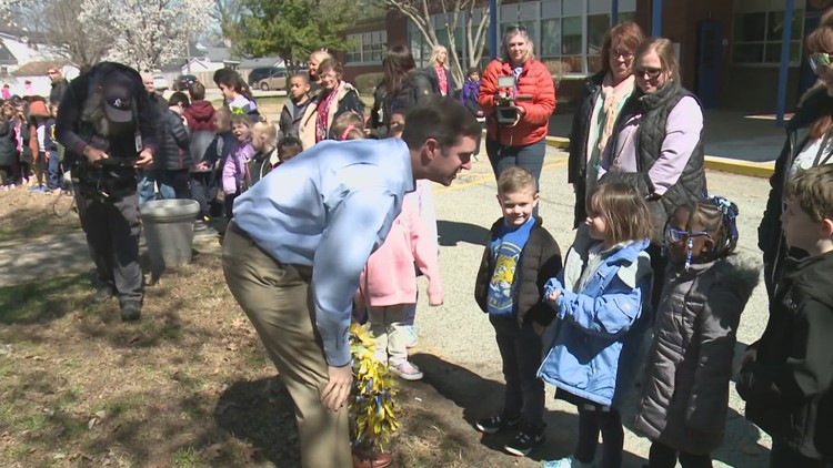 Gov. Beshear receives 'kindness wreath' from Louisville students