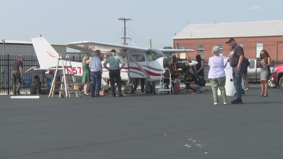 Louisville students dismantle Cessna airplane to prepare it for transfer