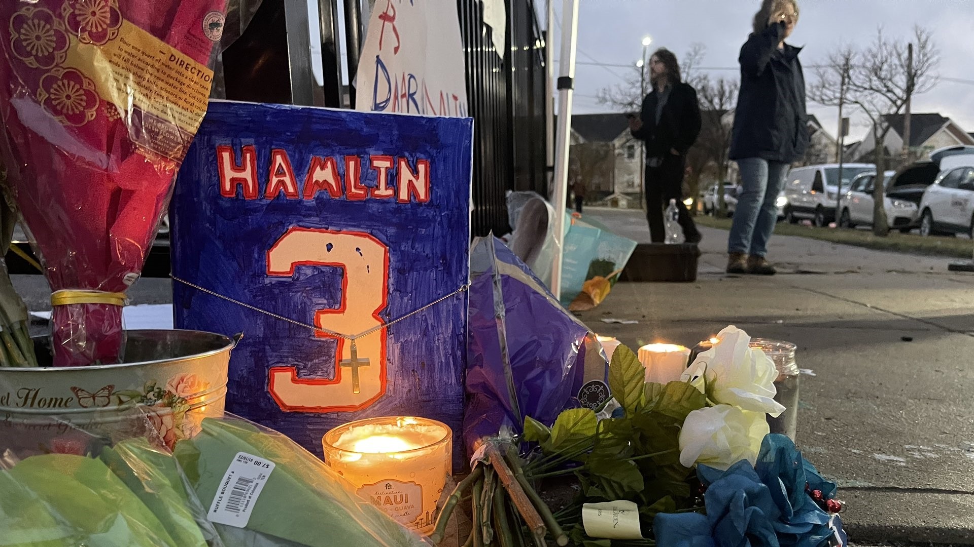 Fans, former players show support for Damar Hamlin after collapse | whas11.com