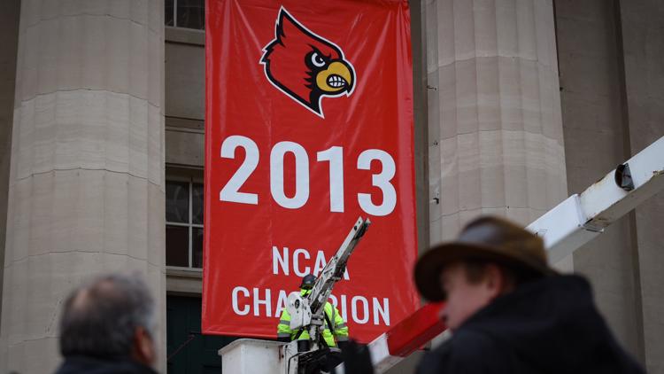 'The National Champions'; Greenberg hangs banner honoring UofL's 2013 title