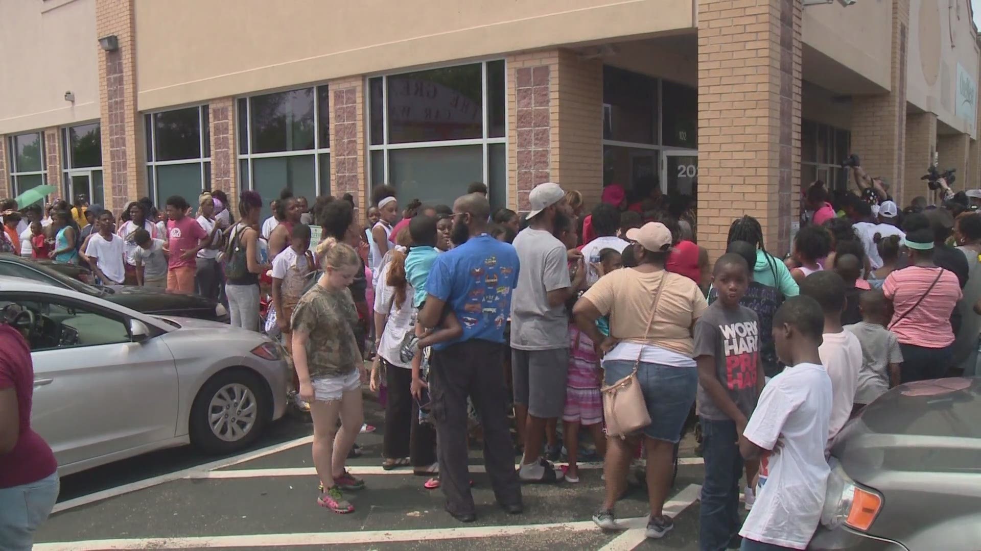 Hundreds Leave Empty Handed As Crowds Gather For Free Kentucky Kingdom Hundreds leave empty handed as crowds gather for free kentucky kingdom