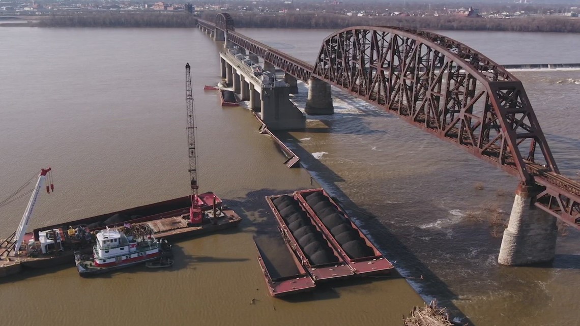 Ten barges on the loose on Ohio River in Louisville