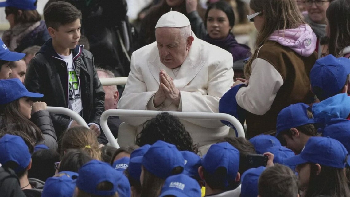 Pope Francis leaves hospital after recovering from bronchitis