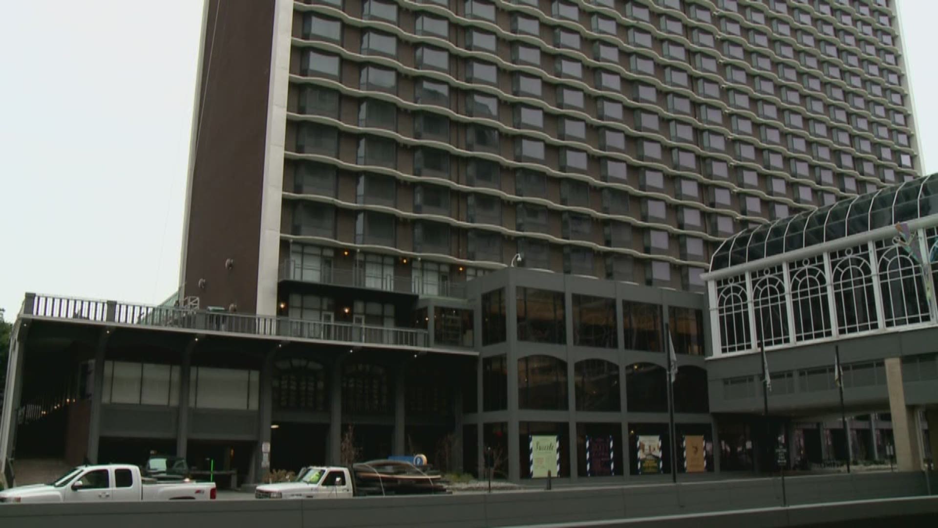 Louisville’s riverfront skyline will enter the new decade with a new look next week when The Galt House Hotel’s iconic West Tower sign is replaced.