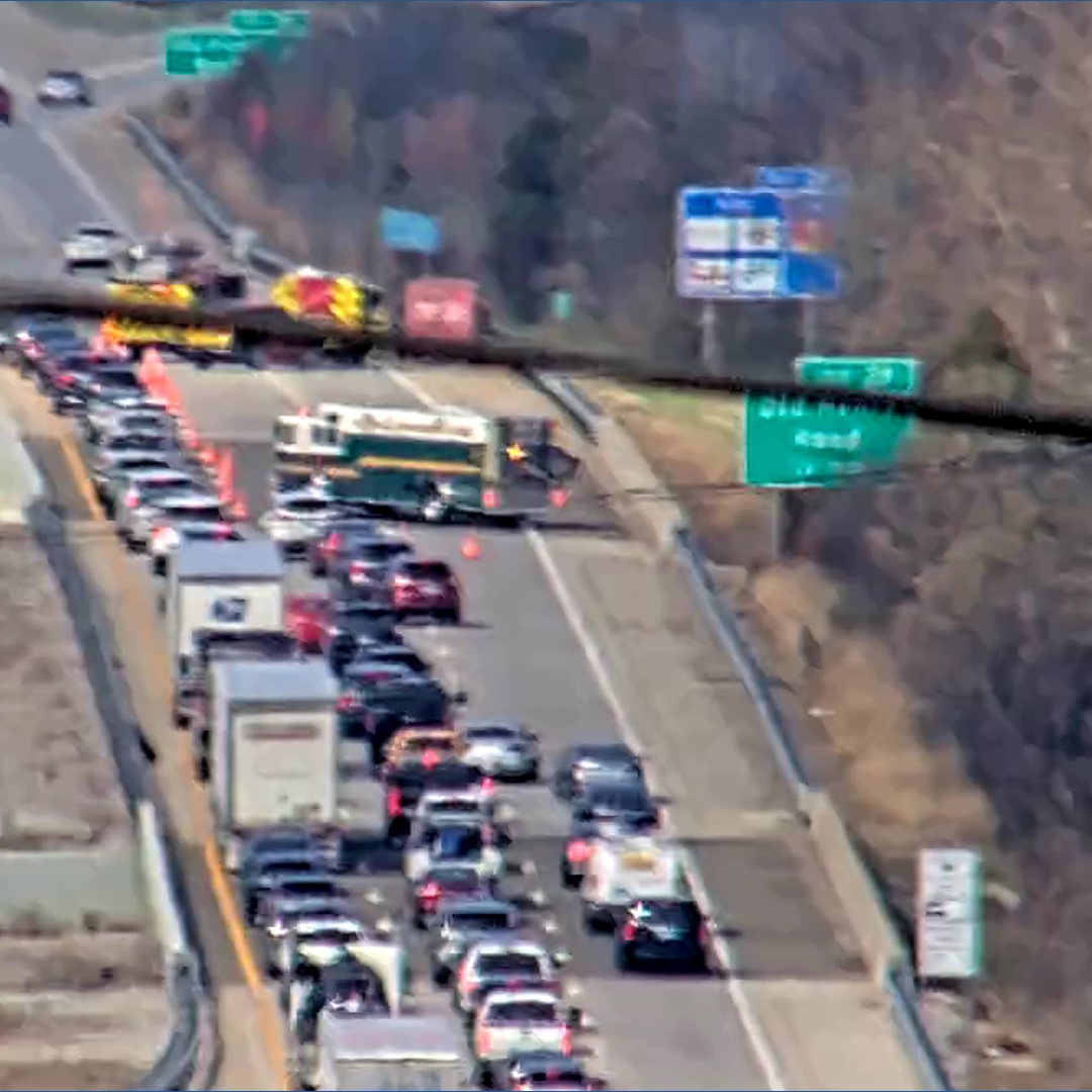 All lanes clear after vehicle fire on Gene Snyder Freeway | whas11.com