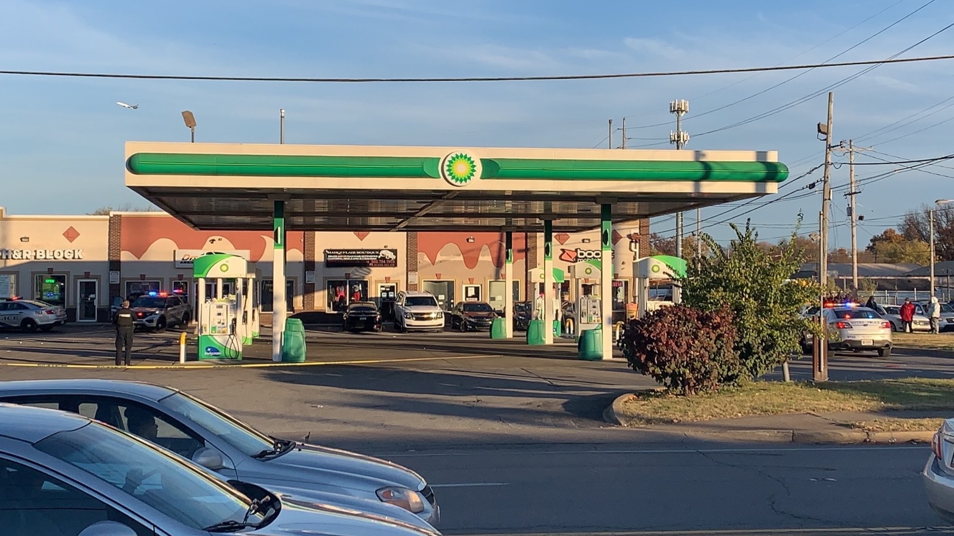 Man killed in shooting at Berry Blvd. gas station