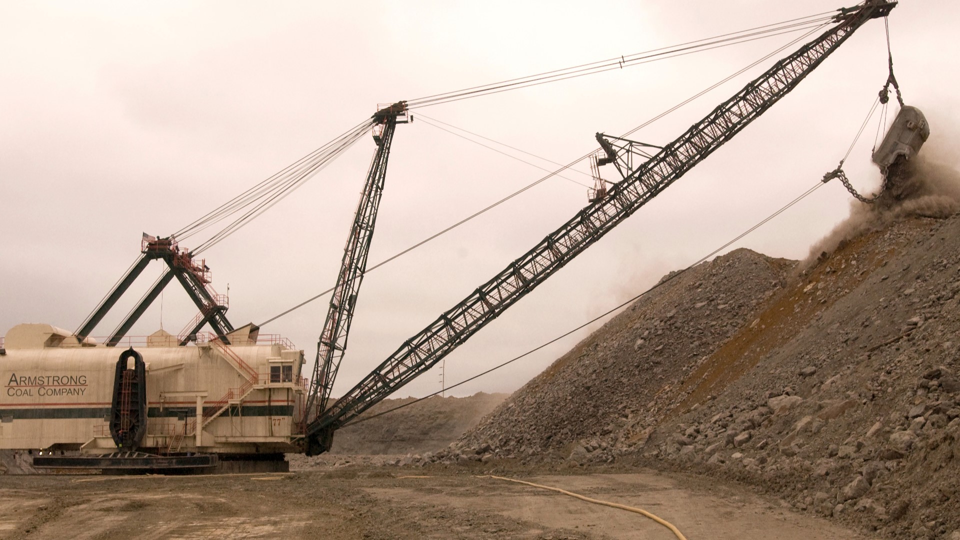 2 killed in collapse at western Kentucky surface mine