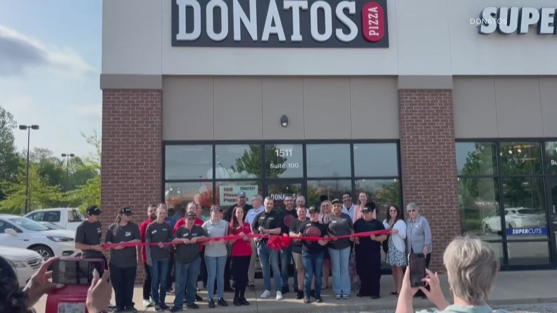 The Hardin County Chamber of Commerce hosted the ribbon cutting ceremony for the popular pizza franchise.