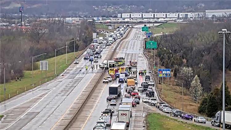 All lanes cleared after semi crash on I-65 in Shepherdsville | whas11.com