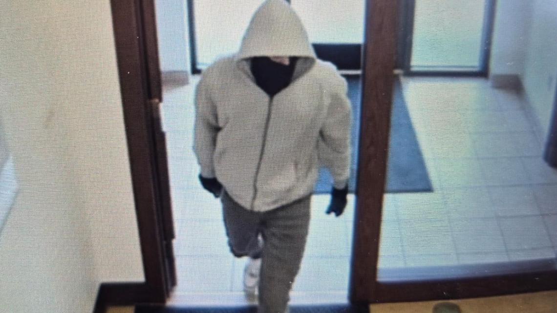 2 people dead following bank robbery in Berea, Ketucky; law enforcement searching for suspect