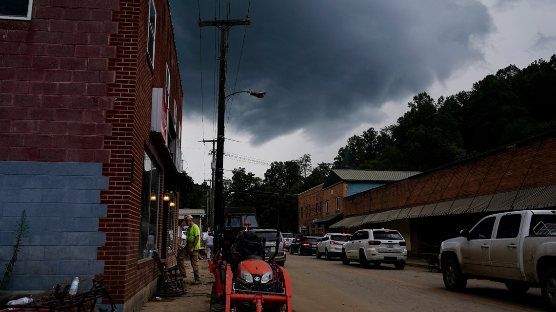 Kentucky town of FlemingNeon comes together amid flooding