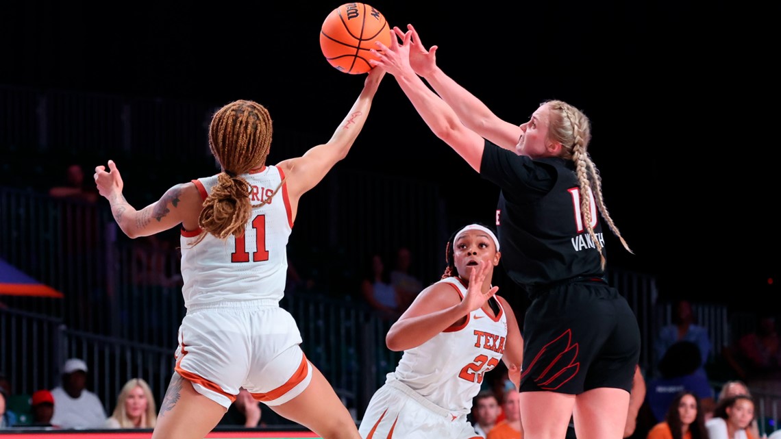 No. 6 Louisville beats No. 3 Texas 71-63 at Battle 4 Atlantis - Vimarsana News